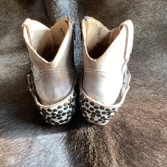 Circle G By Corral Boots White Wash Rivet Detail Low Top Boots - Picture 3 of 12